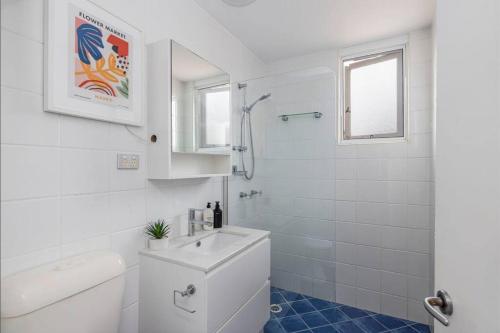 Un baño de Balmoral Beach Front 2 Bedroom Waterview Mosman
