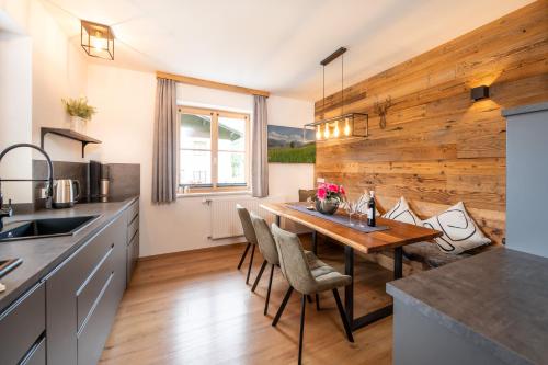 Kuchyň nebo kuchyňský kout v ubytování Chalet Hoamat Leben