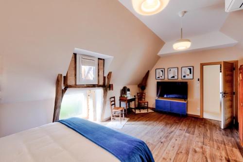 une chambre avec un lit et un bureau dans l'établissement DORDOGNE 24 Chambre d'hôtes ART DECO Élégance et Charme avec piscine au coeur du Périgord, à Rouffignac-Saint-Cernin-de-Reilhac