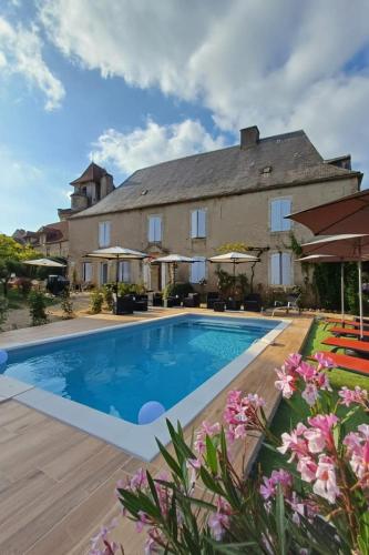 une villa avec piscine devant un immeuble dans l'établissement DORDOGNE 24 Chambre d'hôtes Jardin d'hiver Élégance Champêtre pour un séjour, à Rouffignac-Saint-Cernin-de-Reilhac