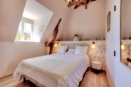 une chambre avec un grand lit dans un grenier dans l'établissement DORDOGNE 24 Chambre d'hôtes Romantique Élégance et Charme avec piscine au coeur du Périgord, à Rouffignac-Saint-Cernin-de-Reilhac