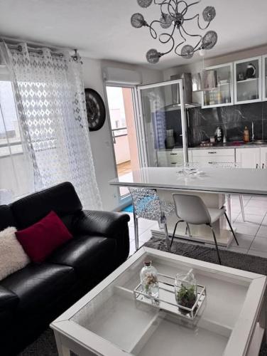 un salon avec un canapé et une table dans l'établissement appartement, à Dijon