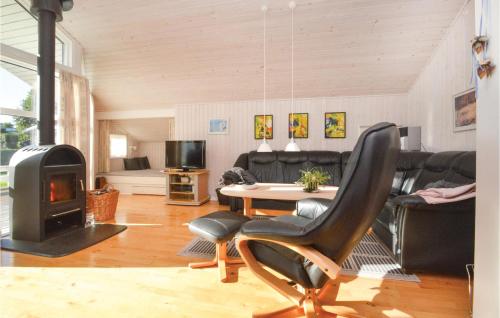 Μια τηλεόραση ή/και κέντρο ψυχαγωγίας στο Three-Bedroom Holiday Home In Hejls