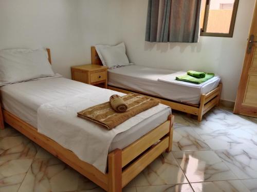 Una cama o camas en una habitación de Ocean waves guest house