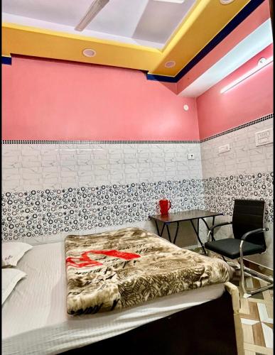 a hospital room with a bed and a table at Hotel Jaipur Palace in New Delhi