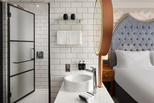 Um banheiro em NYX Hotel Dublin Christchurch