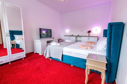 a bedroom with a large bed and a mirror at Boutique Boema in Târgovişte