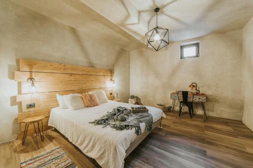 une chambre avec un grand lit et un bureau dans l'établissement Villa Aria Višnjan near Poreč for 12 people - pet friendly with wellness & sea view, à Višnjan