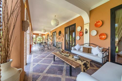 ein Wohnzimmer mit Sofa und Tisch in der Unterkunft Villa Chems - Al Ouidane in Marrakesch