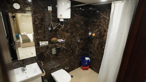Ένα μπάνιο στο The Paras Studio Serviced Apartments
