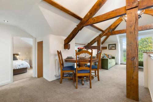 une salle à manger avec une table et des chaises et une chambre dans l'établissement Coachmans Cottage, East Budleigh, Sleeps 6, à East Budleigh