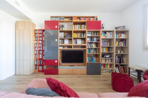 Spacious & Stylish 1-Bedroom Apartment with terrace
