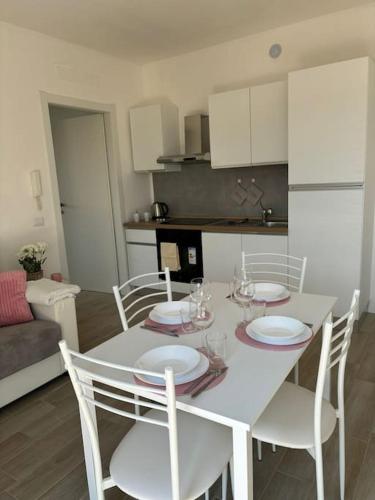 a white table and chairs in a living room at Appartamento vicino a Como in Mozzate