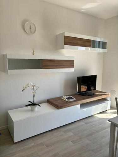 a living room with a table and a fireplace at Appartamento vicino a Como in Mozzate