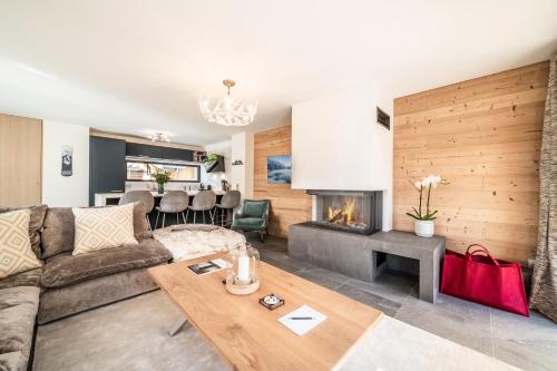 un salon avec un canapé et une cheminée dans l'établissement Chalet Ikigai Chamonix - by EMERALD STAY, à Chamonix-Mont-Blanc