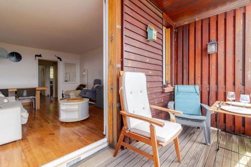 une chambre avec deux chaises et un salon dans l'établissement Apartamento con Impresionantes vistas, à Font-Romeu-Odeillo-Via