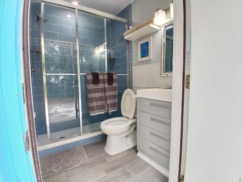 Bilik mandi di Manatee Spacious Updated On River 1 Mi to Beach Kit W&D