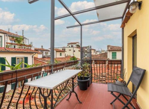balkon z ławką i widokiem na miasto w obiekcie Numa Florence Palazzo Haggis we Florencji