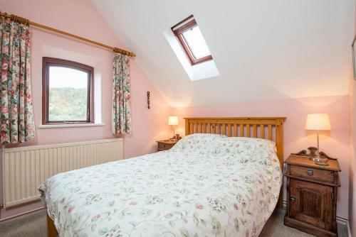 ein Schlafzimmer mit einem Bett und einem Fenster in der Unterkunft Ffesant in Haverfordwest