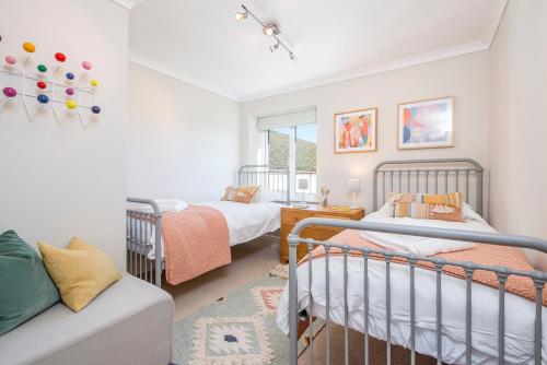 un dormitorio con dos camas y un sofá en Old Farm For Four, en Pembroke