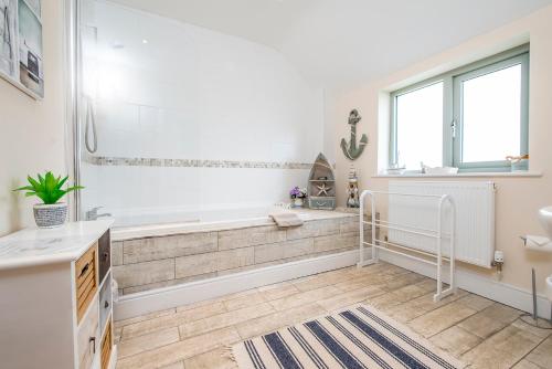 ein Badezimmer mit Badewanne und Waschbecken in der Unterkunft Skylark Cottage in Haverfordwest