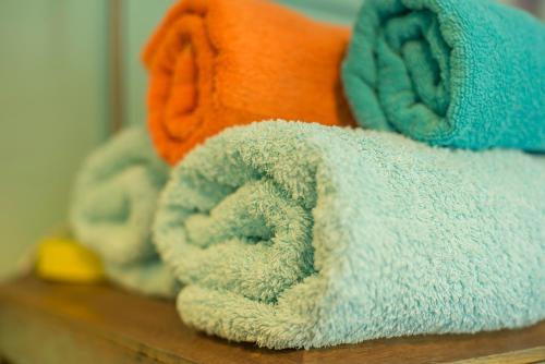 ein Stapel Handtücher auf einem Holzregal in der Unterkunft Swiss Cottage in Tenby