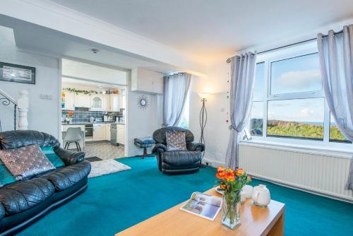 ein Wohnzimmer mit Sofa und Tisch in der Unterkunft Llwyndyrys in Haverfordwest