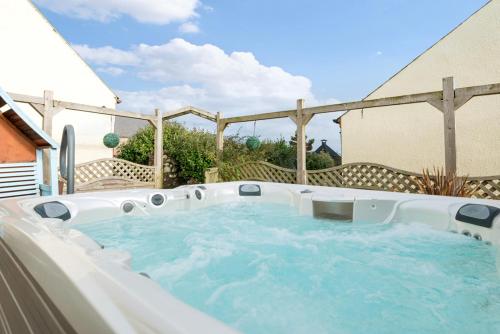 Πισίνα στο ή κοντά στο Gamekeepers Cottage