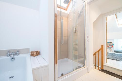 Un baño con ducha y puerta de cristal. en 7 Prendergast, en Haverfordwest