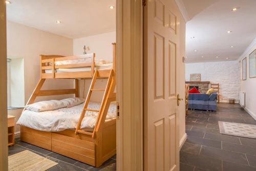 1 Grove Stables في سانت دافيدز: غرفة نوم مع سرير بطابقين وممر