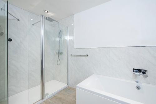 1 Grove Stables في سانت دافيدز: حمام أبيض مع دش ومغسلة