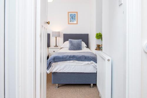 En eller flere senge i et værelse på Amroth Cottage