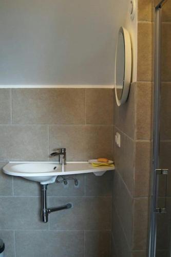 une salle de bain avec un lavabo et une douche dans l'établissement La Lanterne, à Corps-Nuds