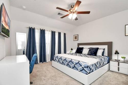 a bedroom with a bed and a ceiling fan at Exquisite Relocation and Workers Dream Place in Katy