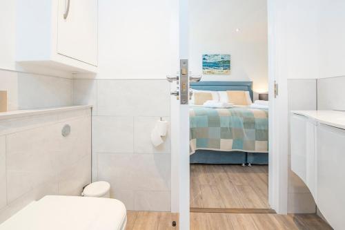 Ένα μπάνιο στο The Sail Loft