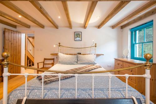 Voodi või voodid majutusasutuse Sloop Inn Cottage toas