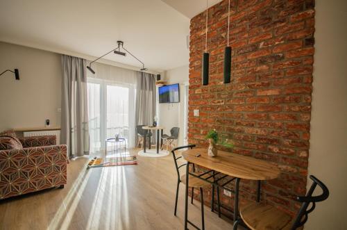 Μια τηλεόραση ή/και κέντρο ψυχαγωγίας στο InPoint Apartments G11 near Old Town & Kazimierz District & Optional Paid Parking
