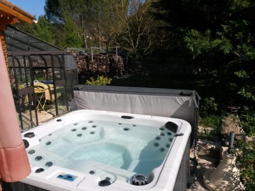 a jacuzzi tub sitting in a yard at Gite La Paillote in Montauroux