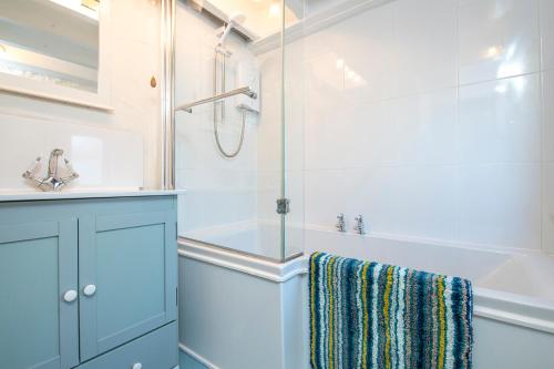 Koupelna v ubytování Barnacle Cottage