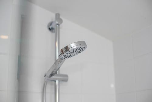 eine Dusche mit Duschkopf in einem Badezimmer in der Unterkunft The Smithy in Haverfordwest
