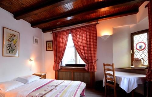 - une chambre avec un lit, une table et une fenêtre dans l'établissement Hotel Wistub Aux Mines d'Argents, à Sainte-Marie-aux-Mines