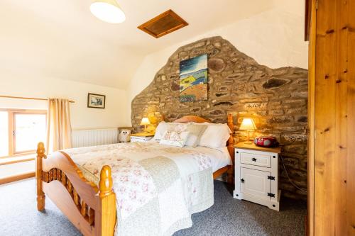 Giường trong phòng chung tại Coachmans Cottage