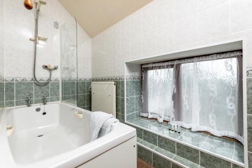 Phòng tắm tại Coachmans Cottage