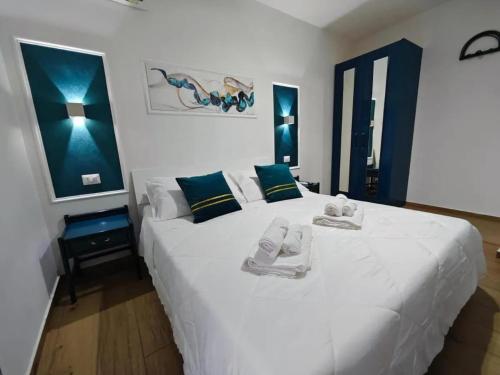 Katil atau katil-katil dalam bilik di Cozy Apartment with Stunning Mountain Views