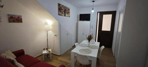 Ruang duduk di Cozy Apartment with Stunning Mountain Views