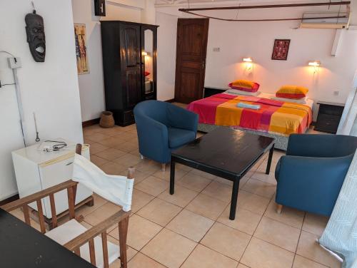 Katil atau katil-katil dalam bilik di Q-Bar & Guesthouse