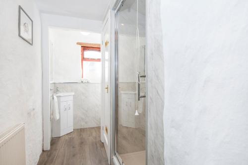 une salle de bain avec douche et porte vitrée dans l'établissement Nolton Coach House, à Haverfordwest