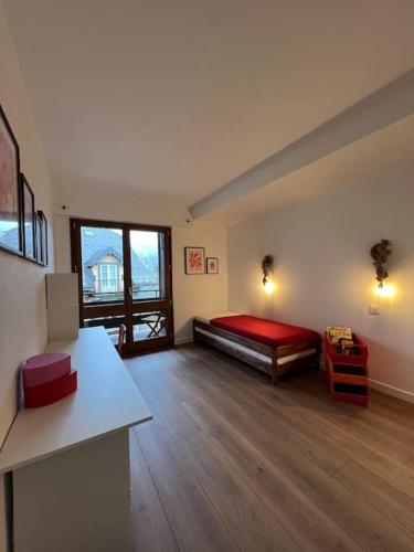 Cette grande chambre comprend un lit et une grande fenêtre. dans l'établissement Appartement paradiso, à Saint-Gervais-les-Bains