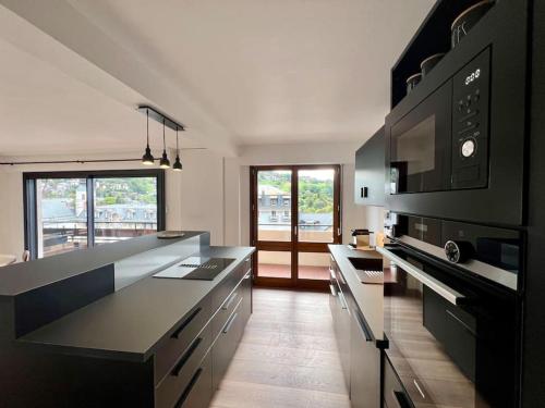 Il comprend une cuisine équipée d'un four micro-ondes et de plaques de cuisson. dans l'établissement Appartement paradiso, à Saint-Gervais-les-Bains