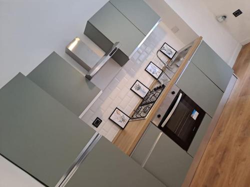 einen Blick über eine Küche mit Küchengeräten aus Edelstahl in der Unterkunft Genova House in Genua